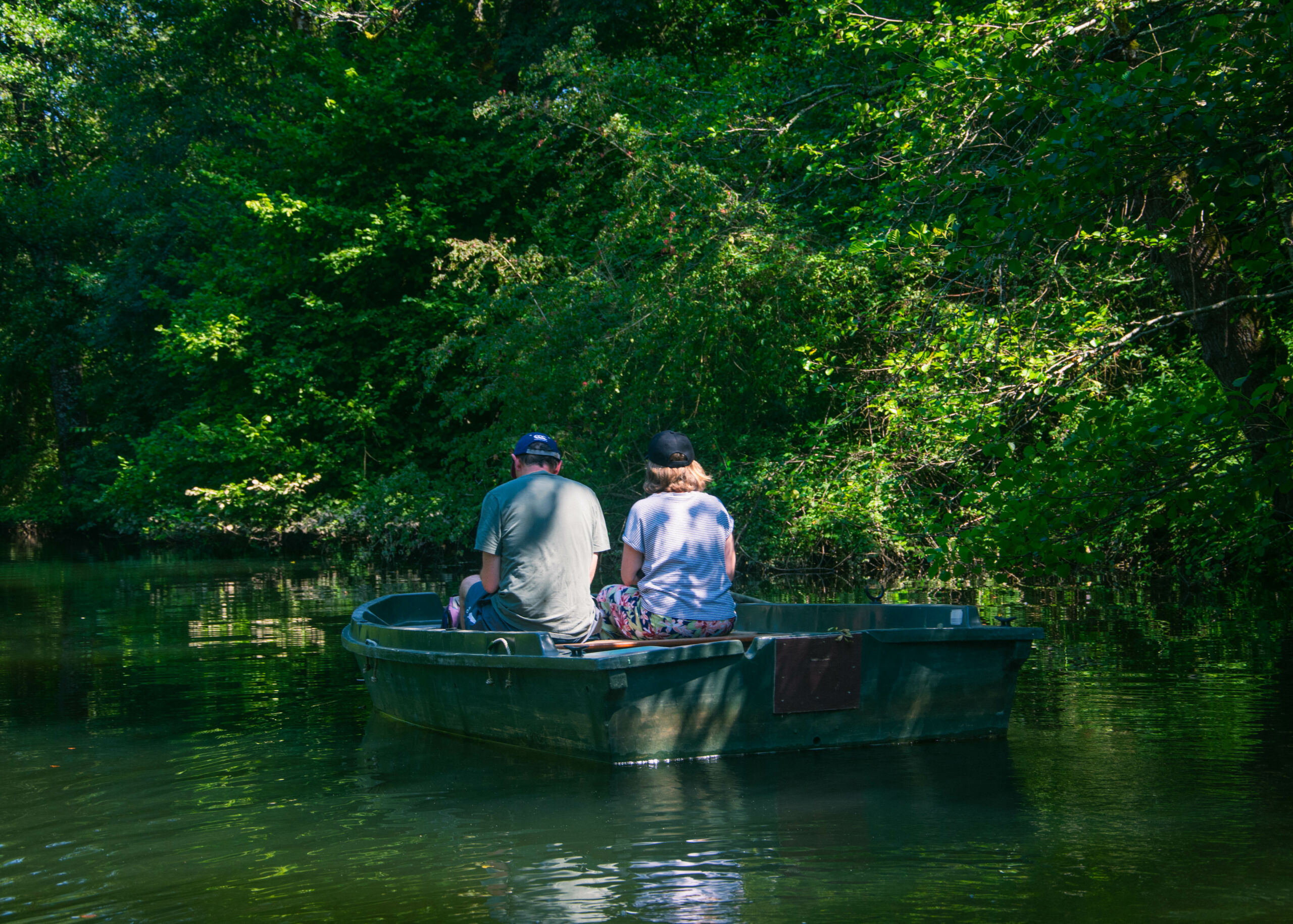 Couple en balade en barque sur la Dronne