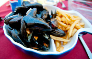 Repas Moules Frites ©Wikipédia-Archangel12