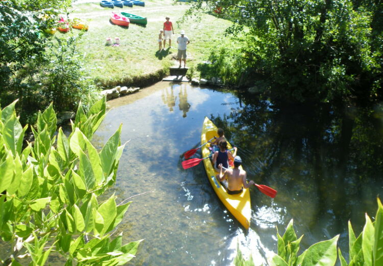 canoe prêt du bord de dronne