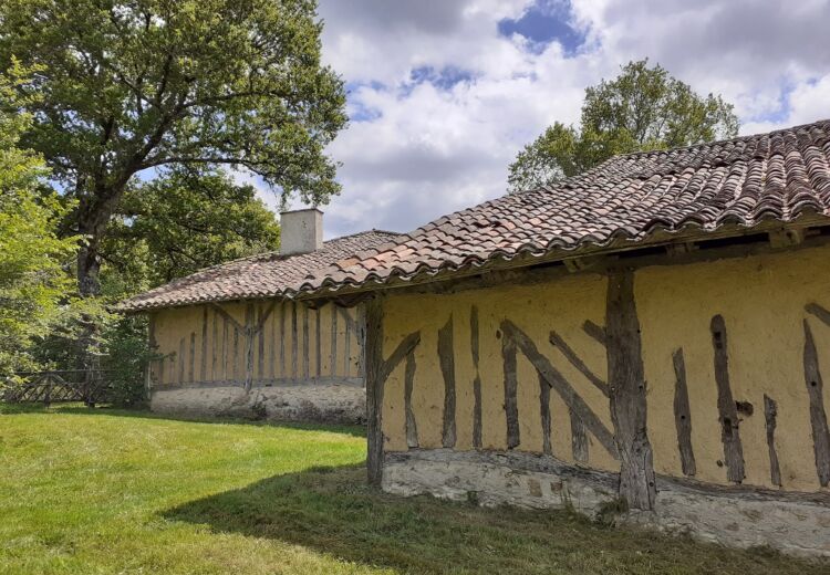 Vue sur les magnifiques façades en colombages de la grange