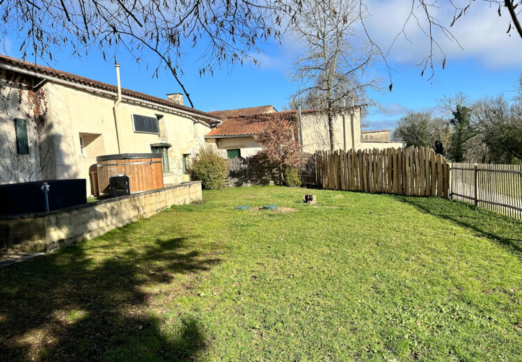 jardin-prive-et-son-spa_edited