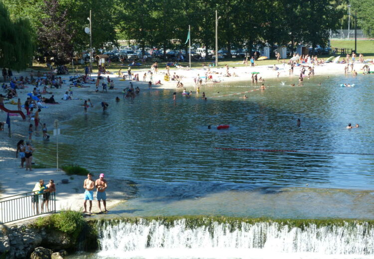 vue de l'ensemble de la plage avec baigneurs